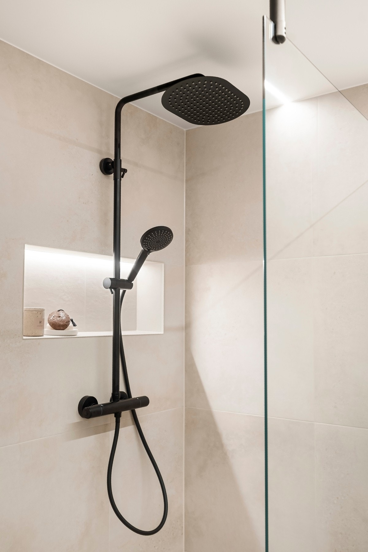 I dusjnisjen er det en plassbygget hylle med belysning. Galleribilde