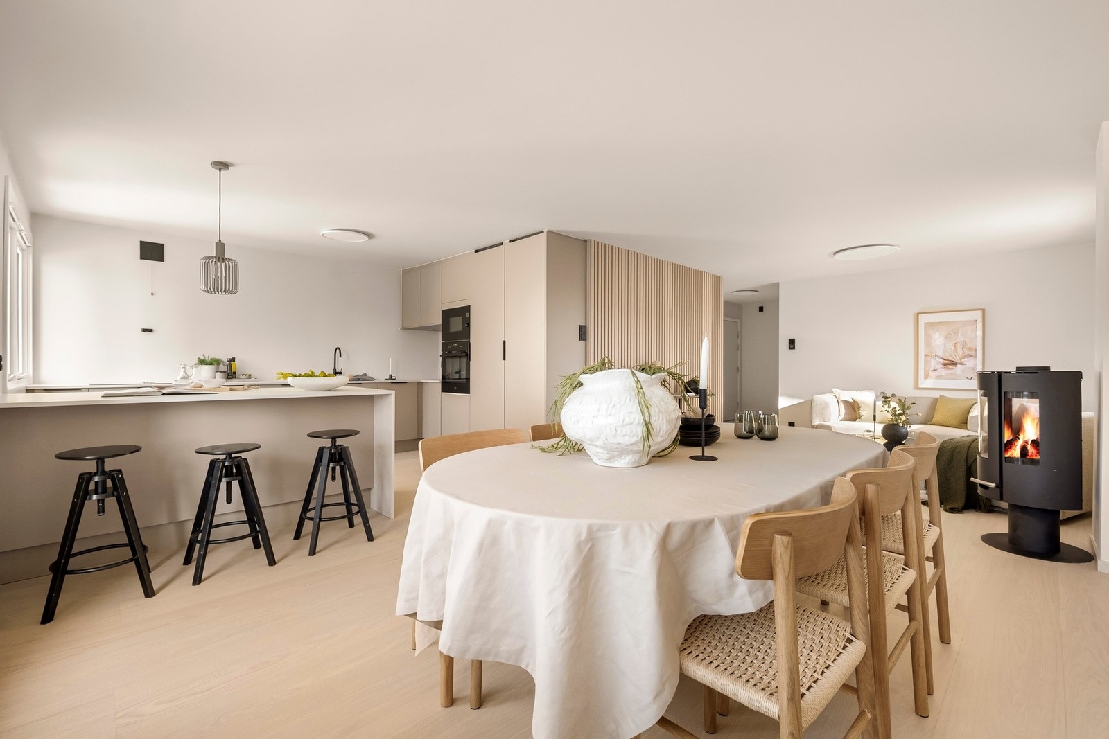 Stuen har god utforming med naturlig plass til en spisegruppe, sofa og TV med tilhørende møblement. Galleribilde