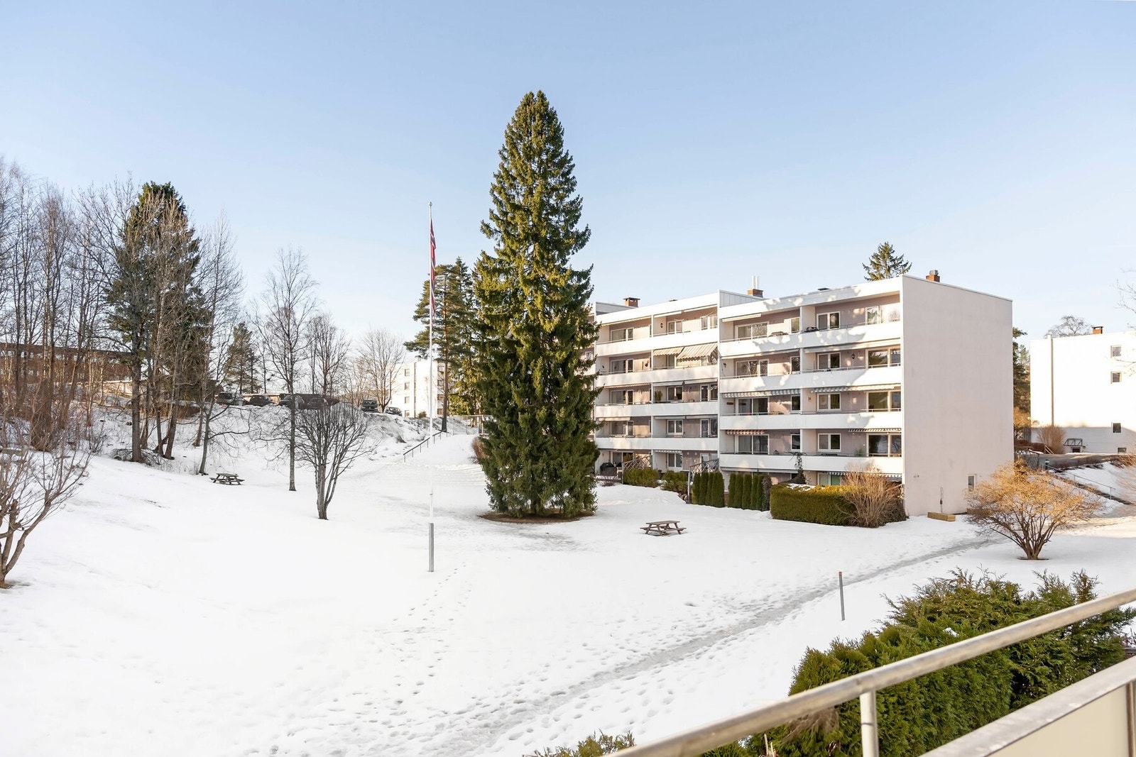 Balkongen byr på hyggelig utsyn mot grøntområder og gode meget gode solforhold. Galleribilde