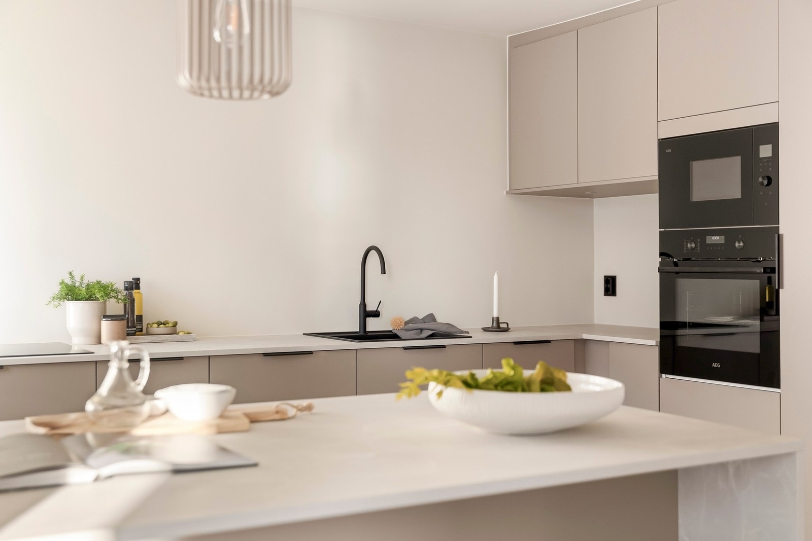 Stilren HTH kjøkkeninnredning fra 2026 med laminerte skrog, slette fronter og benkeplate av laminat med nedfelt oppvaskkum. Galleribilde