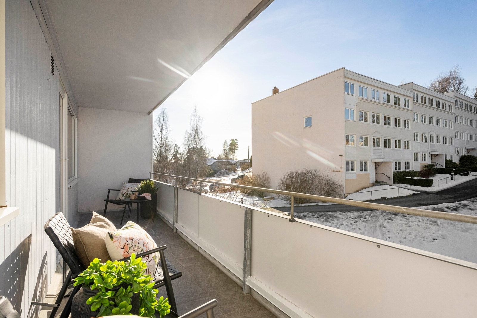 Her har du god plass til en sittegruppe, grill og dekorativ beplantning. Galleribilde