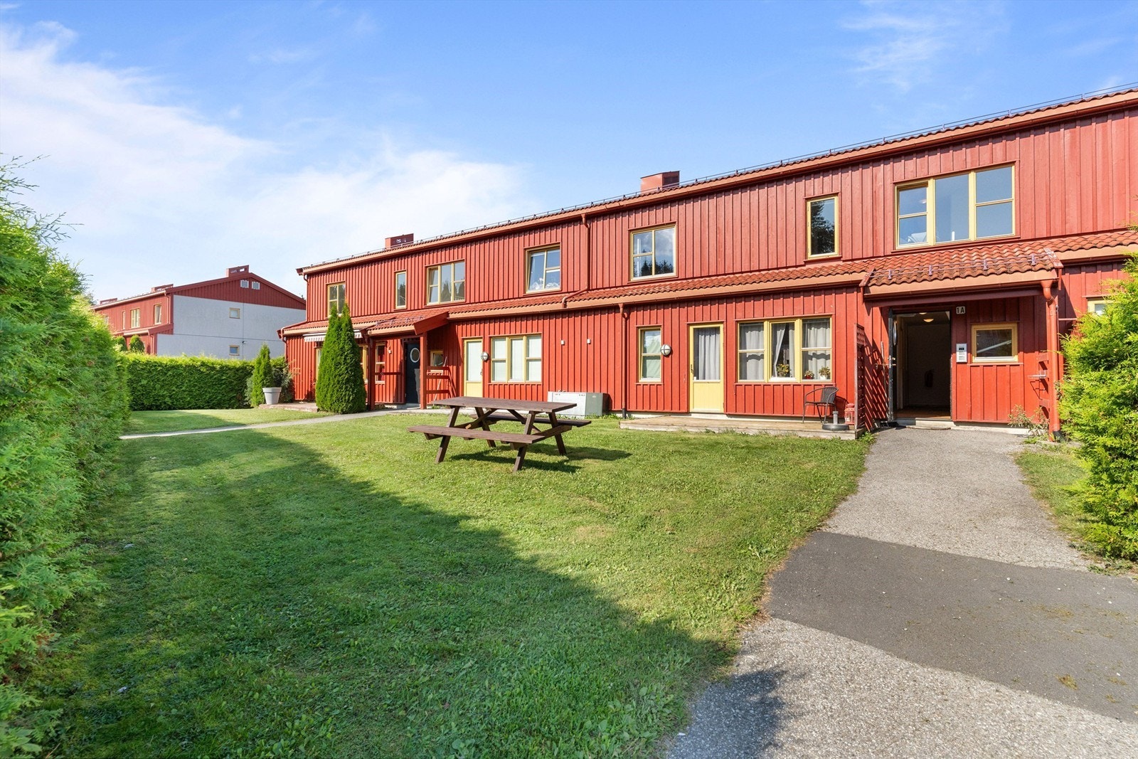 Leiligheten ligger i et etablert og barnevennlig område på Neskollen, med fine felles grøntarealer. Galleribilde