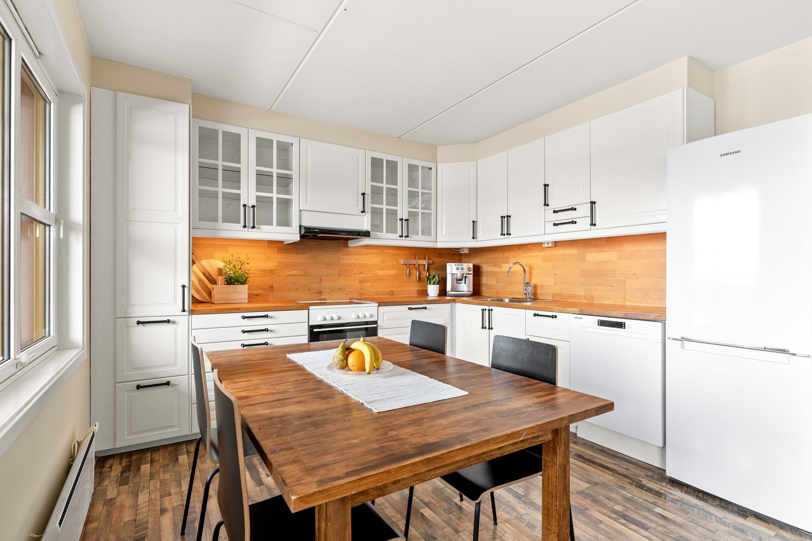 Det er god plass til en spiseplass i tilknytning til kjøkkenet, som er utstyrt med frittstående hvitevarer. Galleribilde