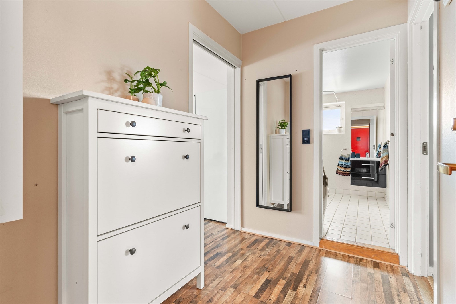 Fra entréen er det direkte tilgang til badet og videre inn til leilighetens oppholdsrom. Galleribilde