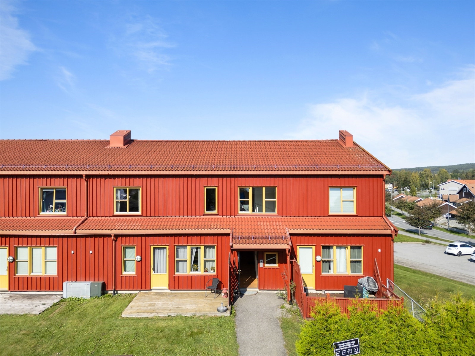 Bygget er oppført i 2000 og har yttervegger kledd med stående trepanel. Galleribilde