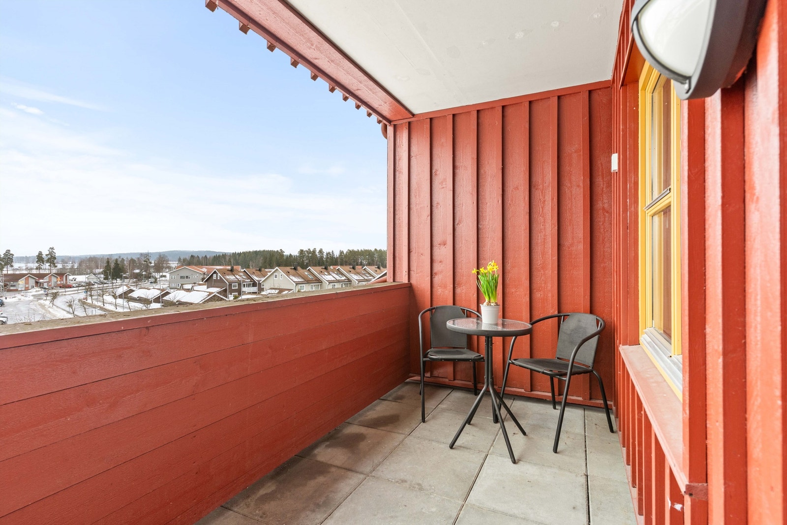 Fra stuen er det utgang til en balkong på 6 m² med plass til en sittegruppe. Galleribilde