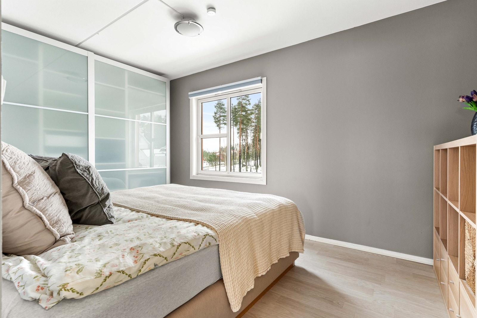 Soverommet er av god størrelse med laminatgulv og plass til garderobeløsning. Galleribilde