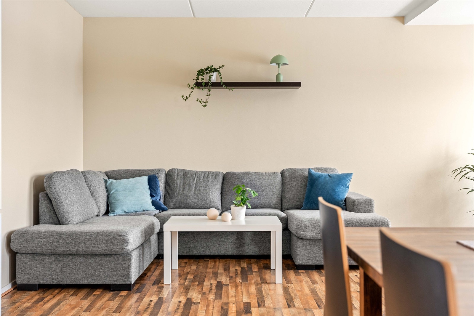 Den åpne løsningen gir en lys og sosial sone med god plass til både sofagruppe og spisebord. Galleribilde