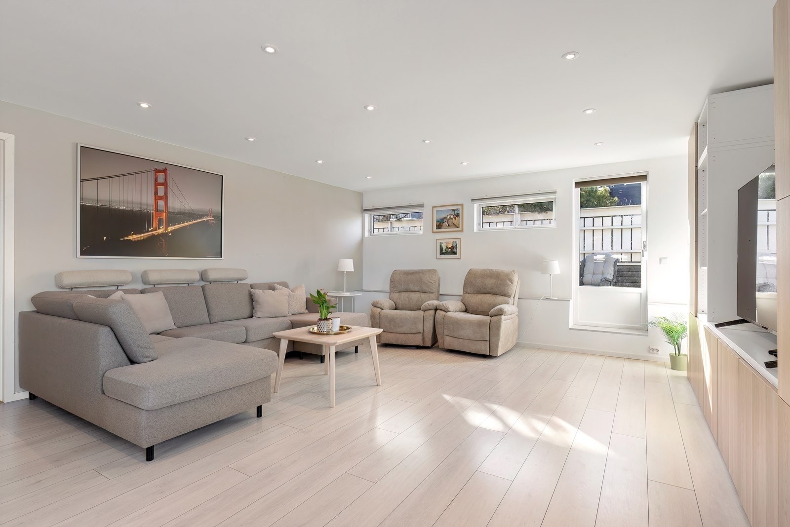 Stue - pent gulv og lysmalte flater Galleribilde