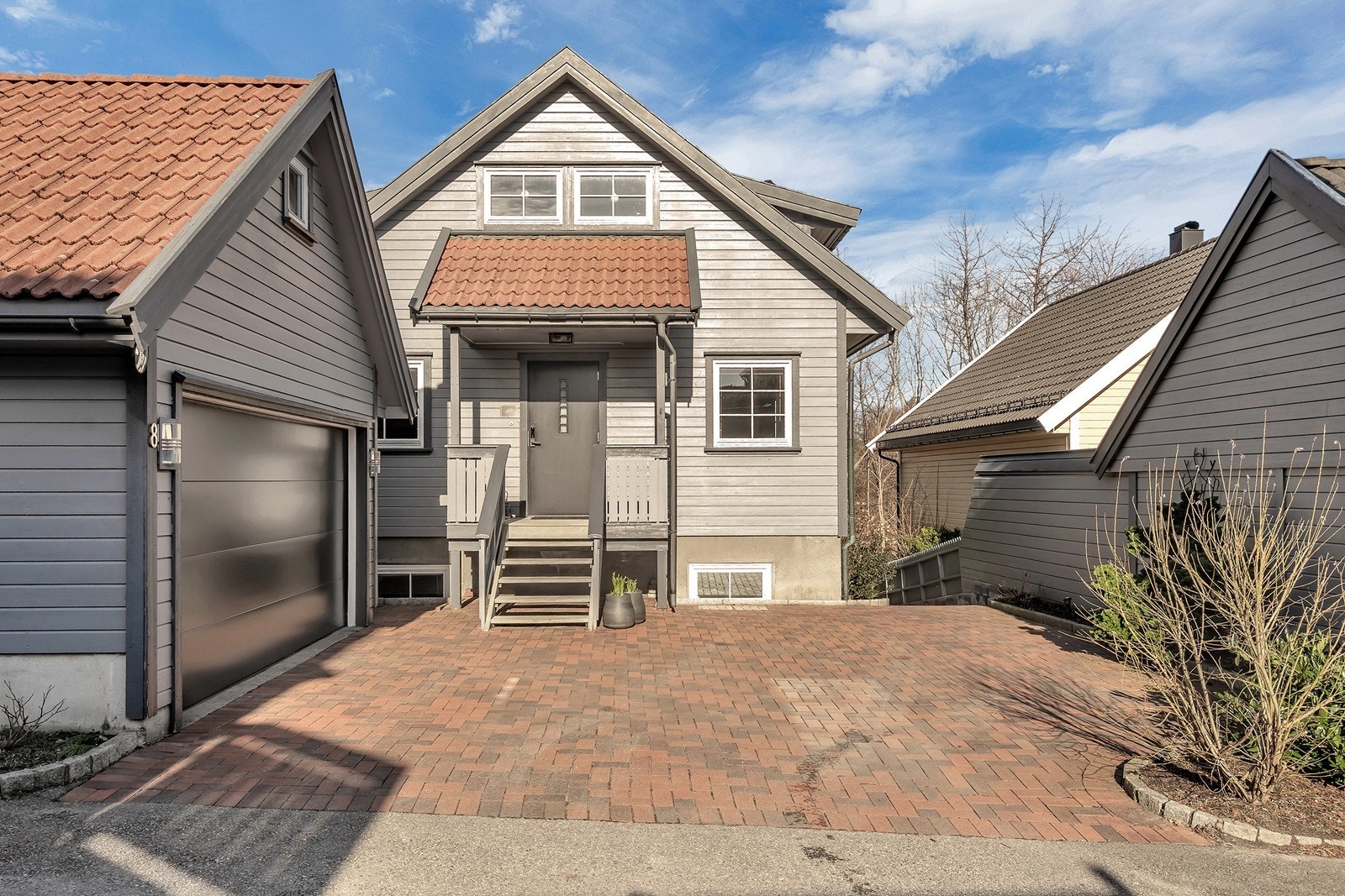 Pent opparbeidet eiet tomt. Gode parkeringsmuligheter på gårdsplass Galleribilde