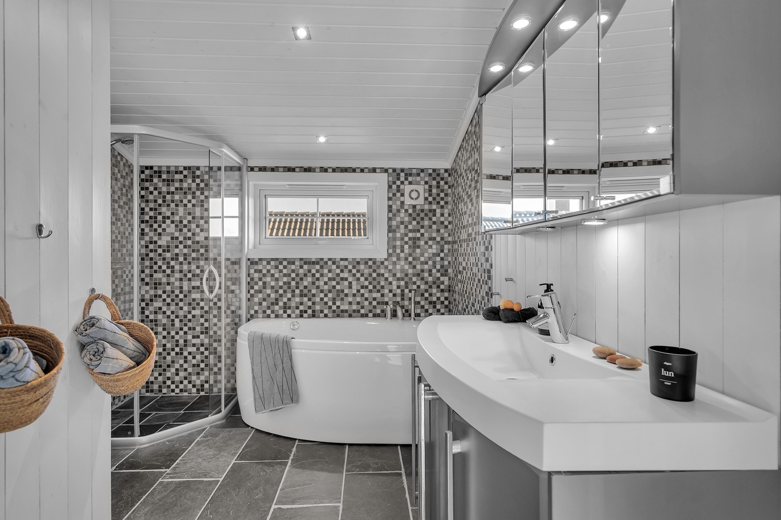 Bad loftsetasje med både badekar og dusj Galleribilde