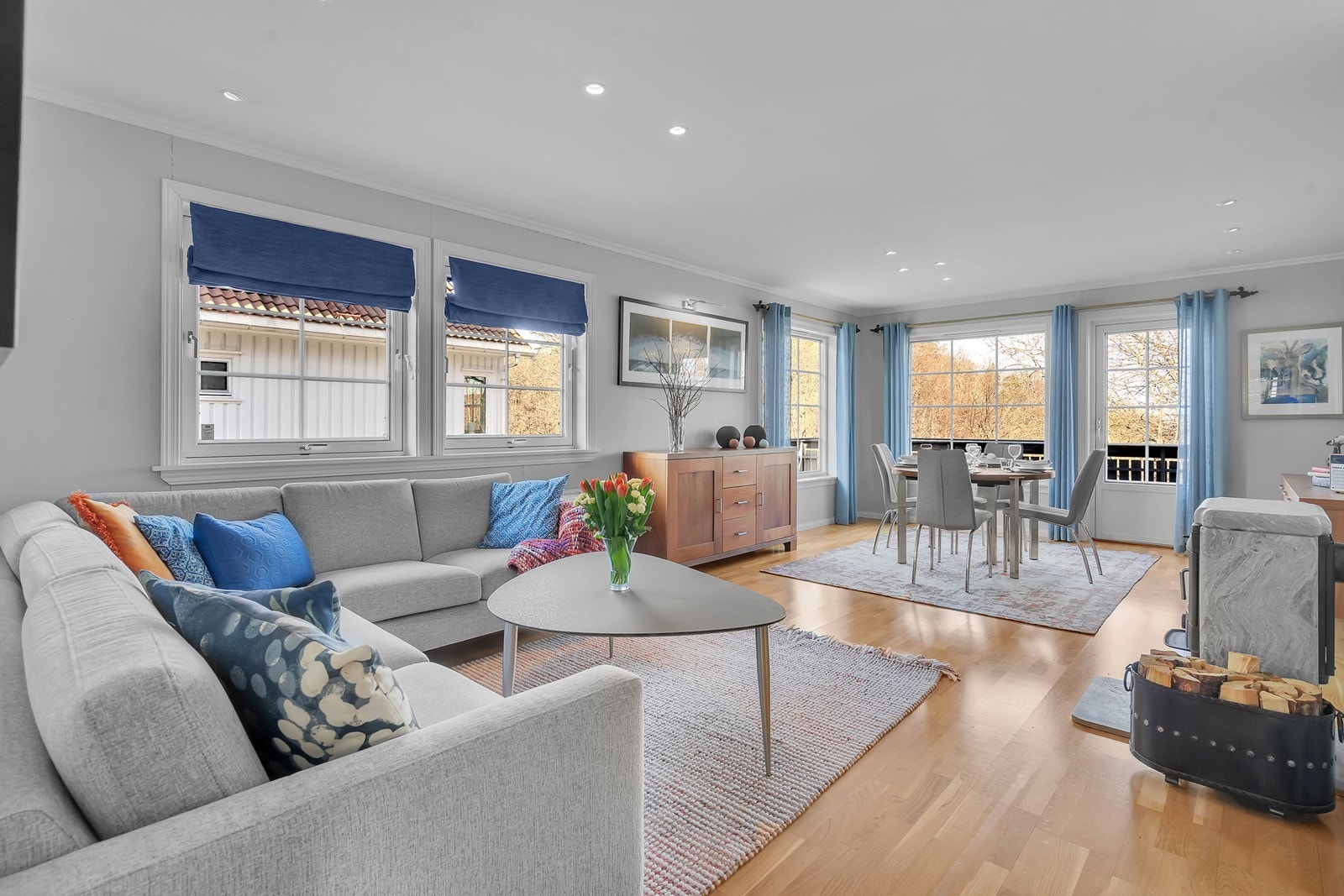 Lys og romslig stue Galleribilde