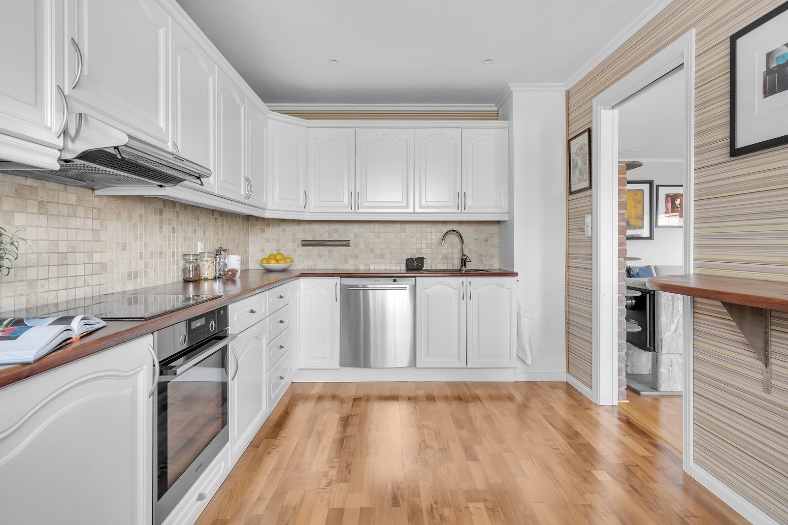 Bra med både skap og benkeplass Galleribilde