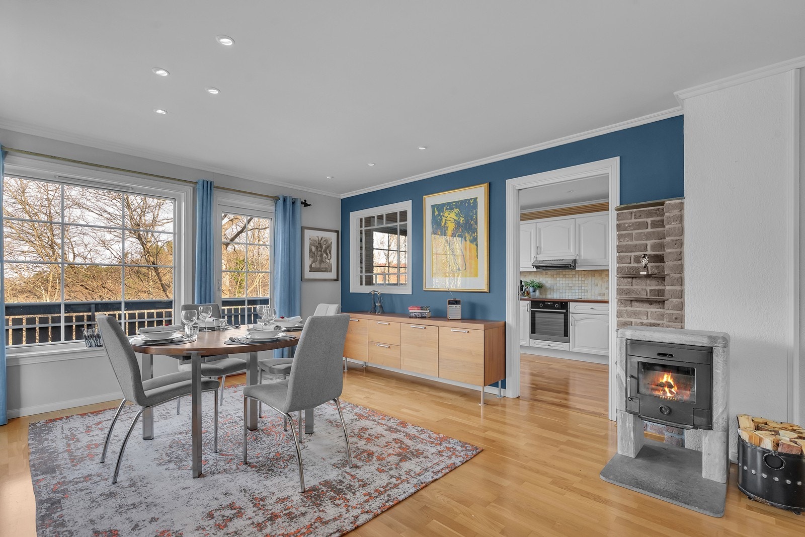 Parkett på gulv og spotter i himling Galleribilde