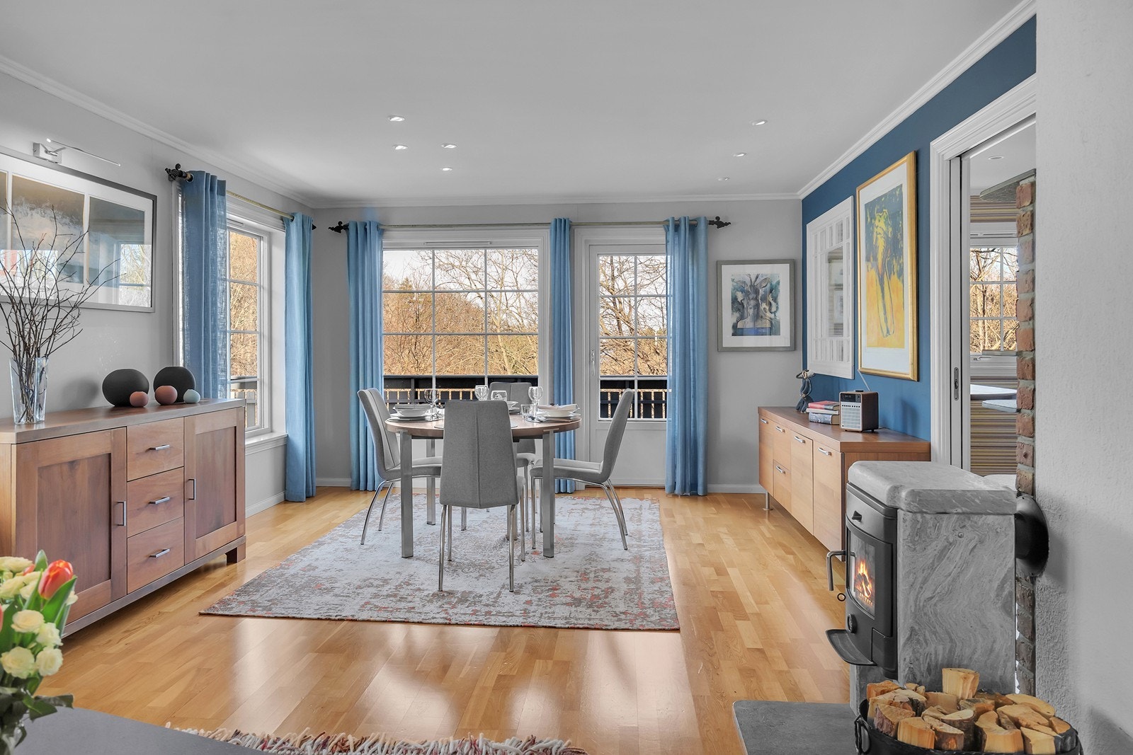 Både varmepumpe og vedovn i stua Galleribilde