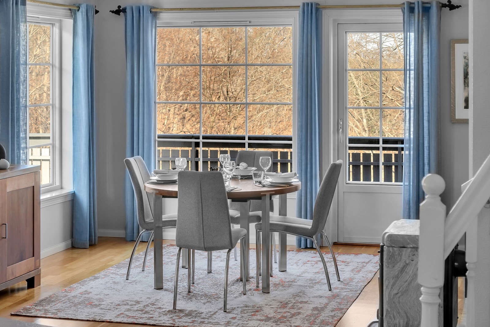 Utgang til solrik og usjenert veranda Galleribilde