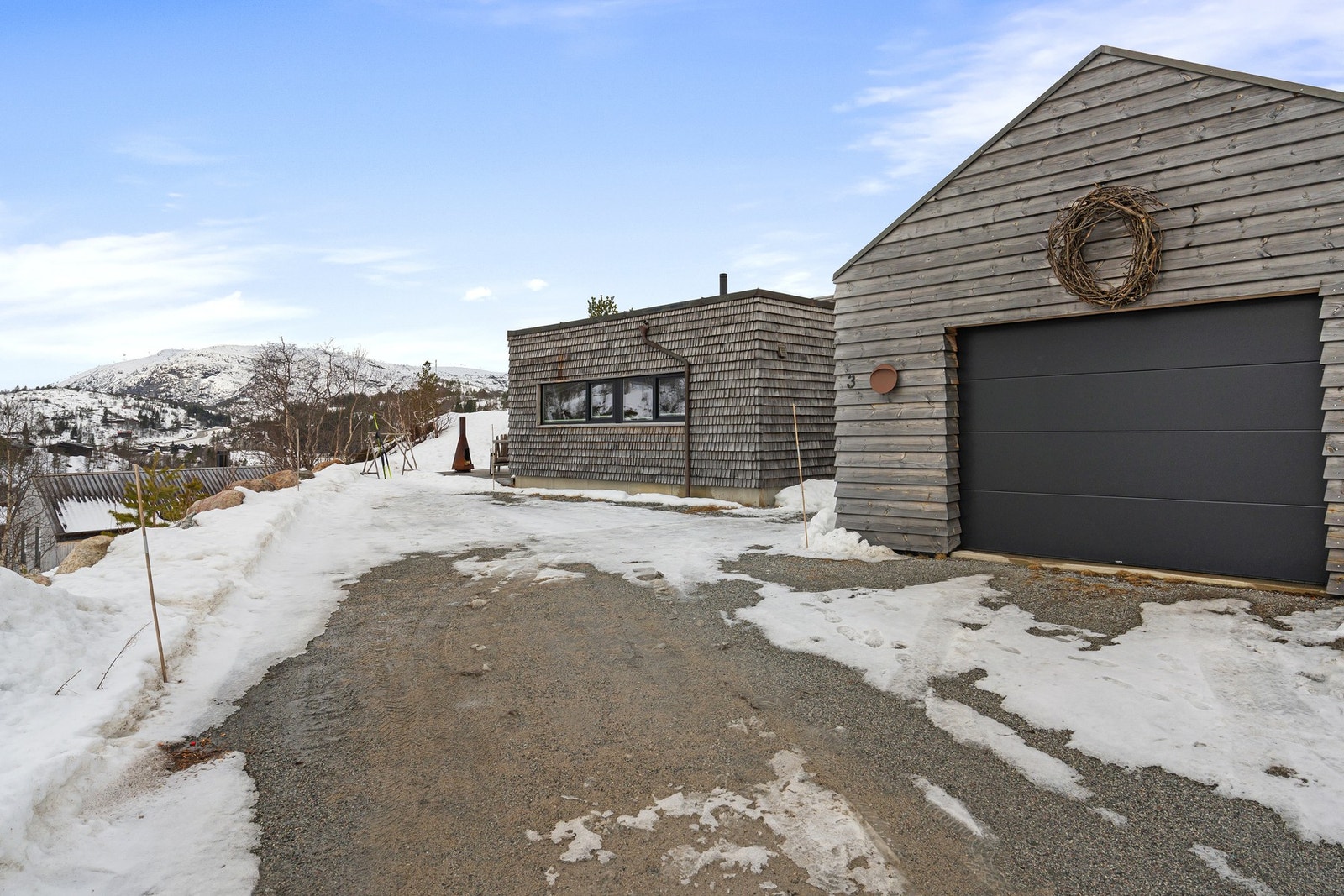 Det er gode parkeringsmuligheter i garasje og på egen tomt. Galleribilde