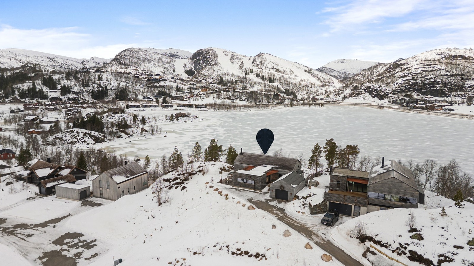 Flott beliggenhet med panoramautsikt over vannet og nærhet til godt preparerte skiløyper på vinterstid. Galleribilde