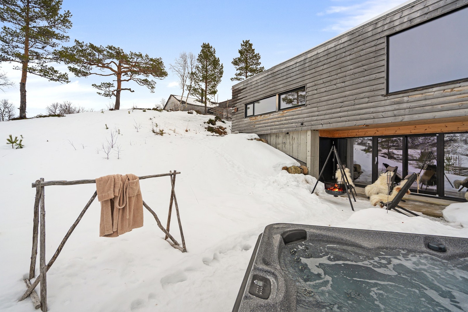 Det er frostfritt dekke under og rundt jacuzzi. Galleribilde