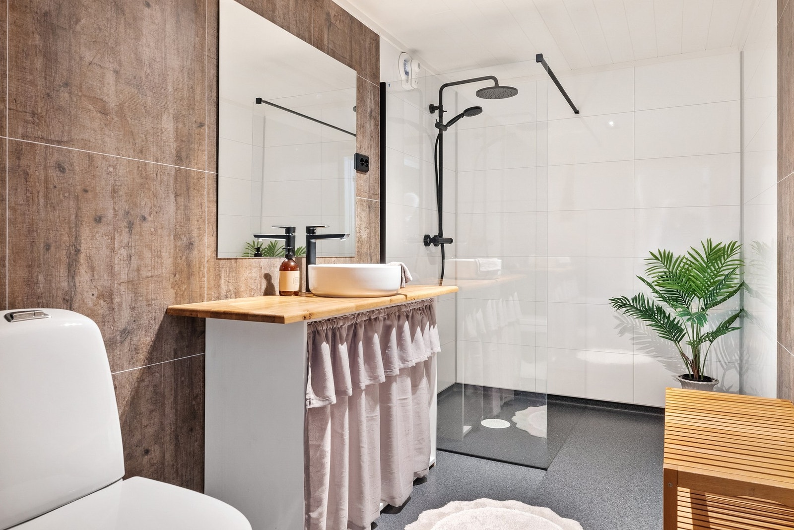 Innbydende baderom fra 2025 beliggende i 2. etasje. Rommet fremstår som nytt Galleribilde