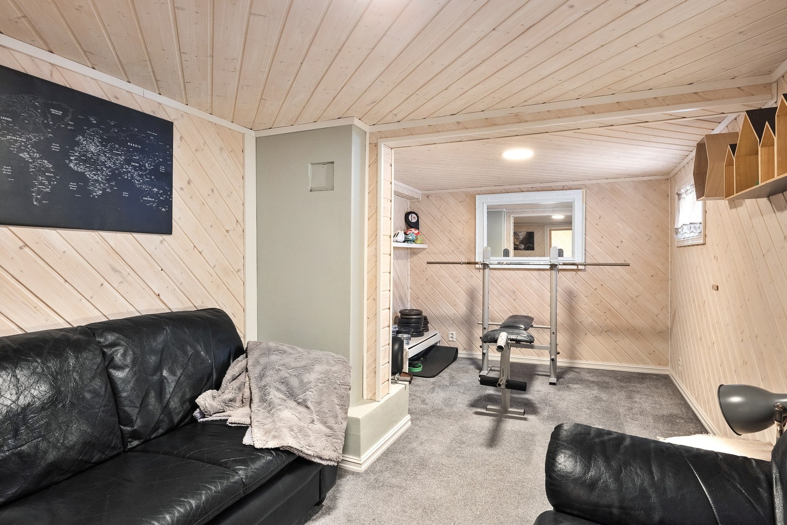 Kjellerstue (vinduene i kjelleren tilfredsstiller ikke krav til rømning/dagslysflate). Galleribilde