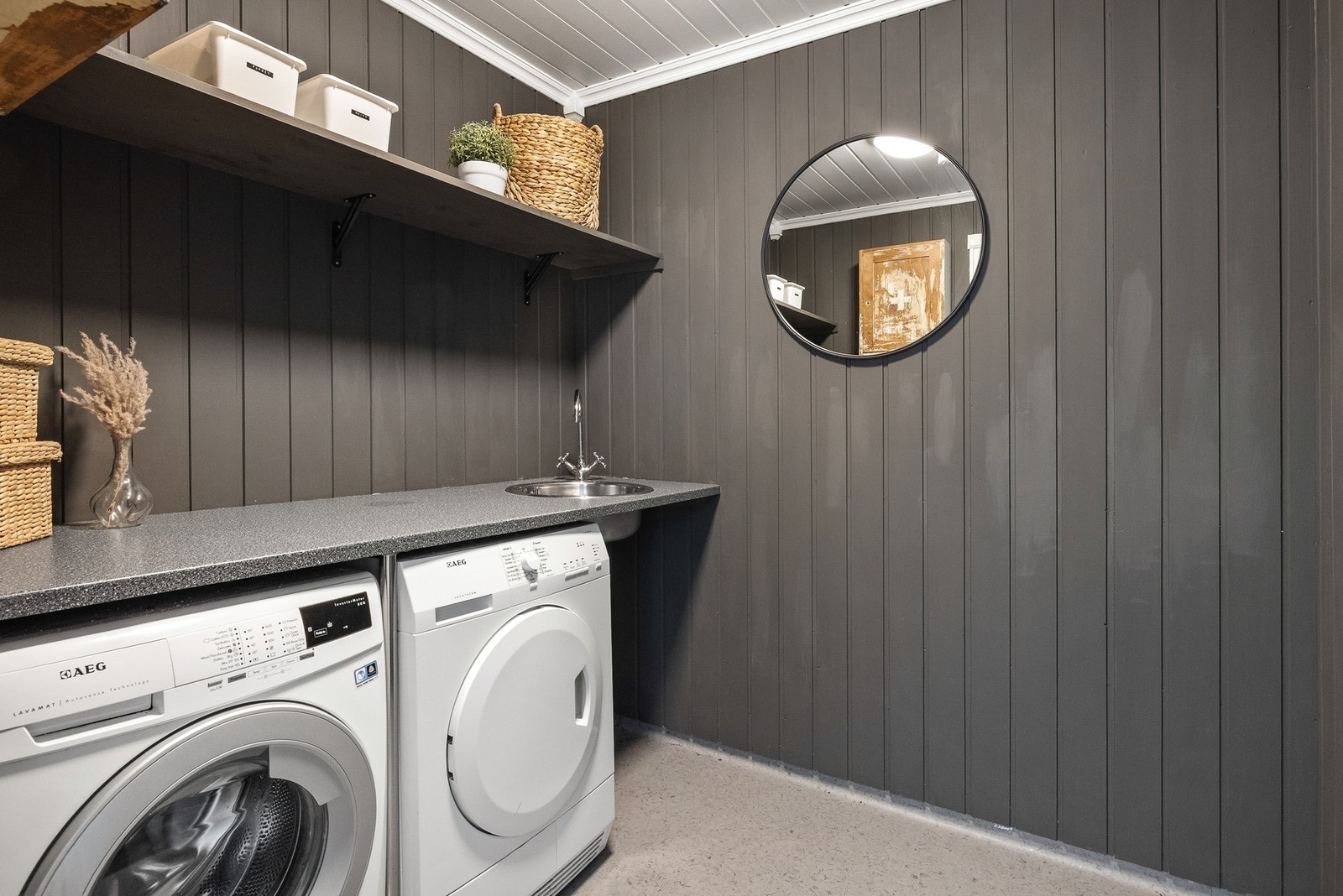 Praktisk vaskerom i tilknytting til baderommet Galleribilde