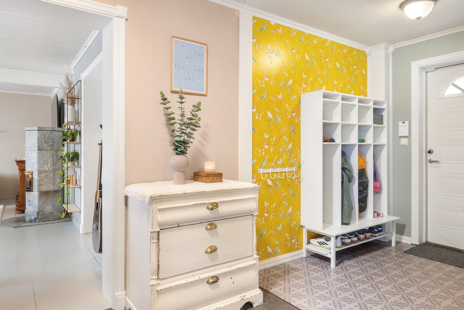 Romslig entré med god plass til oppheng av sko og yttertøy Galleribilde