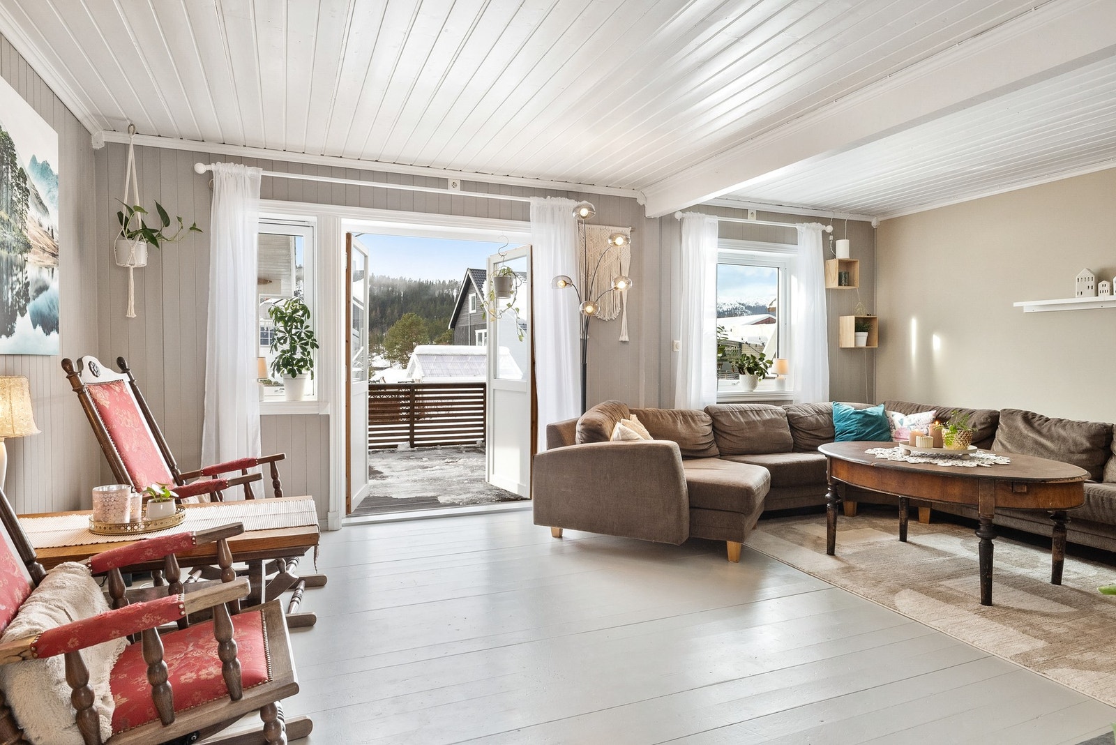 Fra stuen er det direkte adkomst til en romslig terrasse vendt mot vest Galleribilde