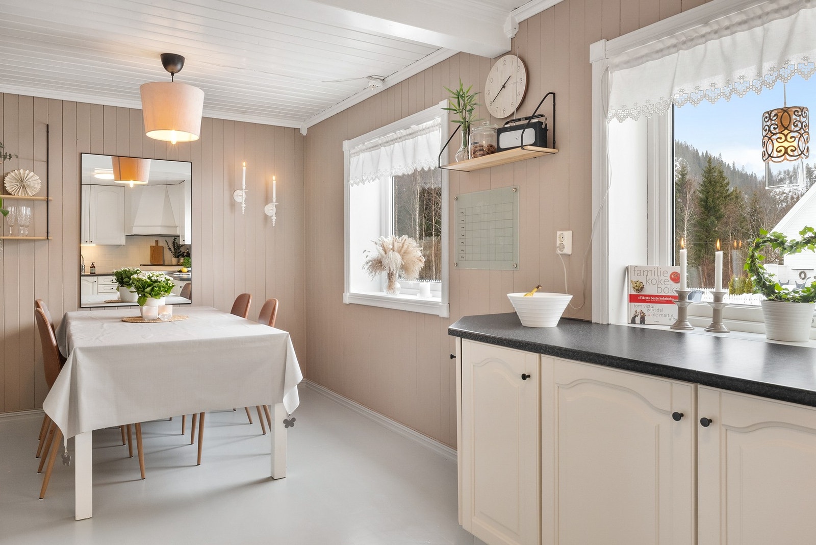 I tilknytting til kjøkkenet er det god plass til en større spiseseksjon Galleribilde