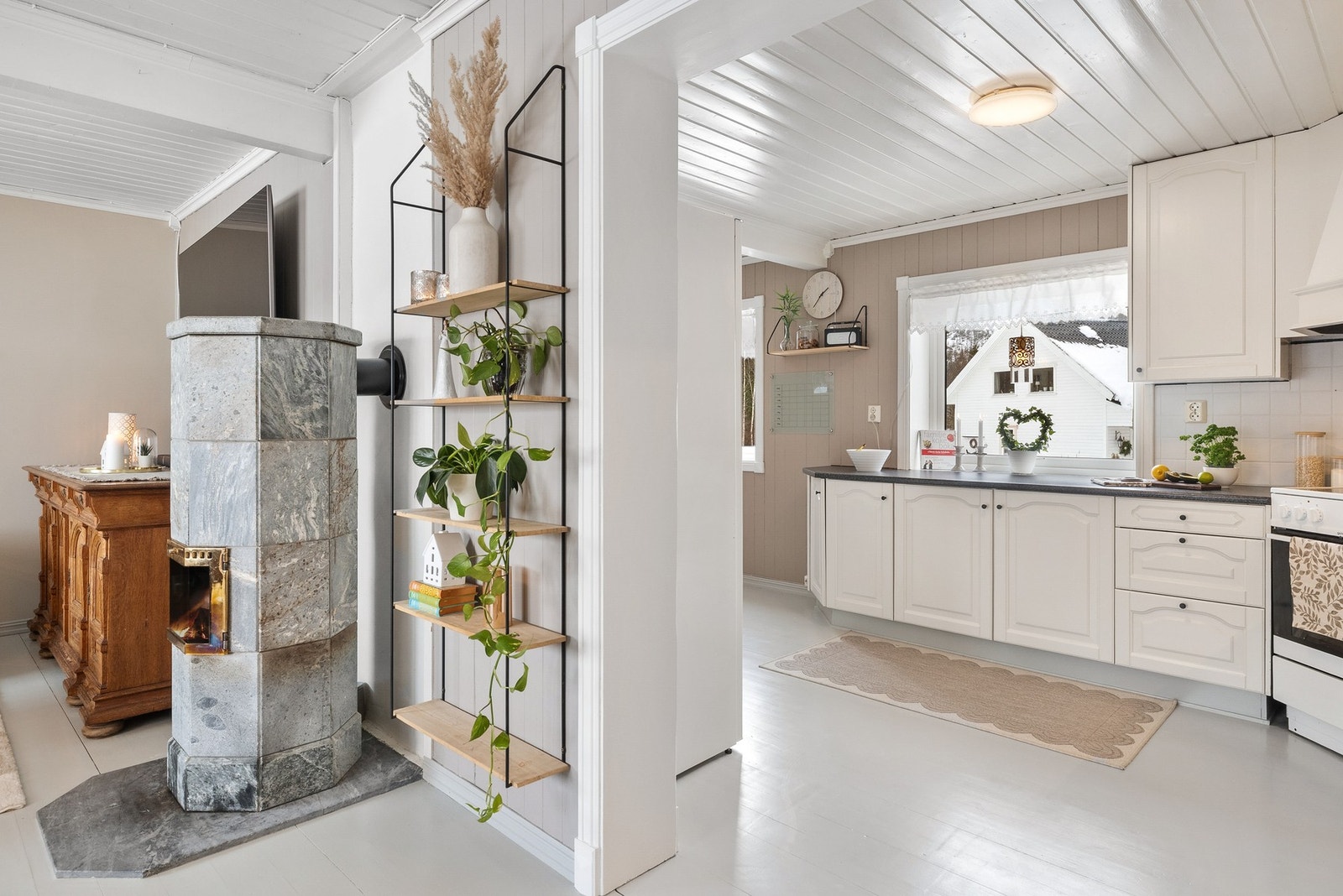 Fra stuen er det adkomst til et romslig kjøkken med mye skap- og benkeplass Galleribilde