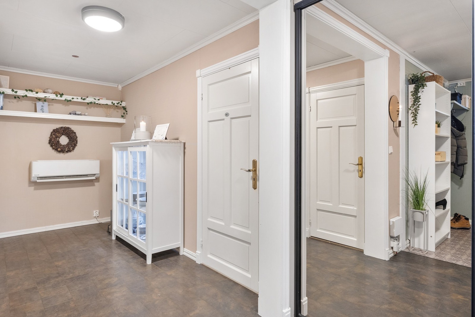 Boligen ble tilbygd i 2005 med soverom, gang og baderom i 1. etasje Galleribilde