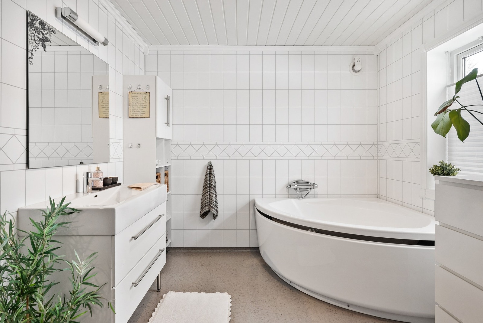 Badet er utstyrt med veggmontert toalett og badekar Galleribilde