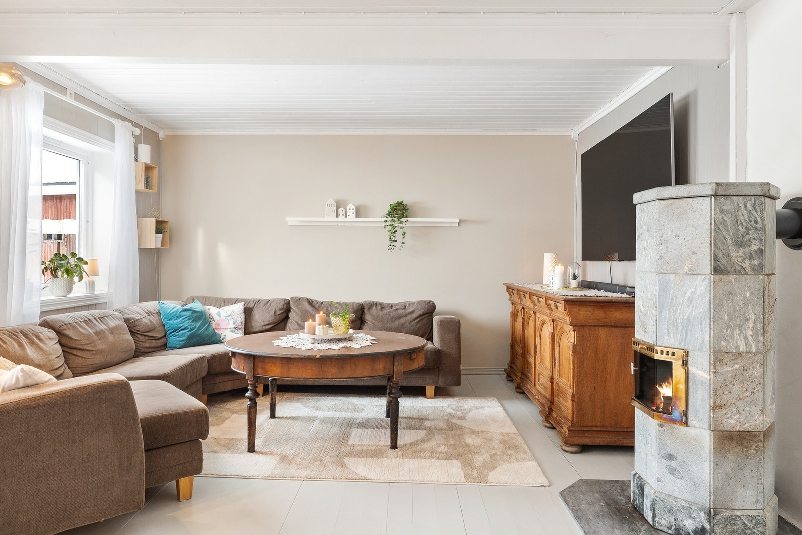 Boligens oppvarmingskilder er vedfyring, elektrisitet og varmepumpe Galleribilde