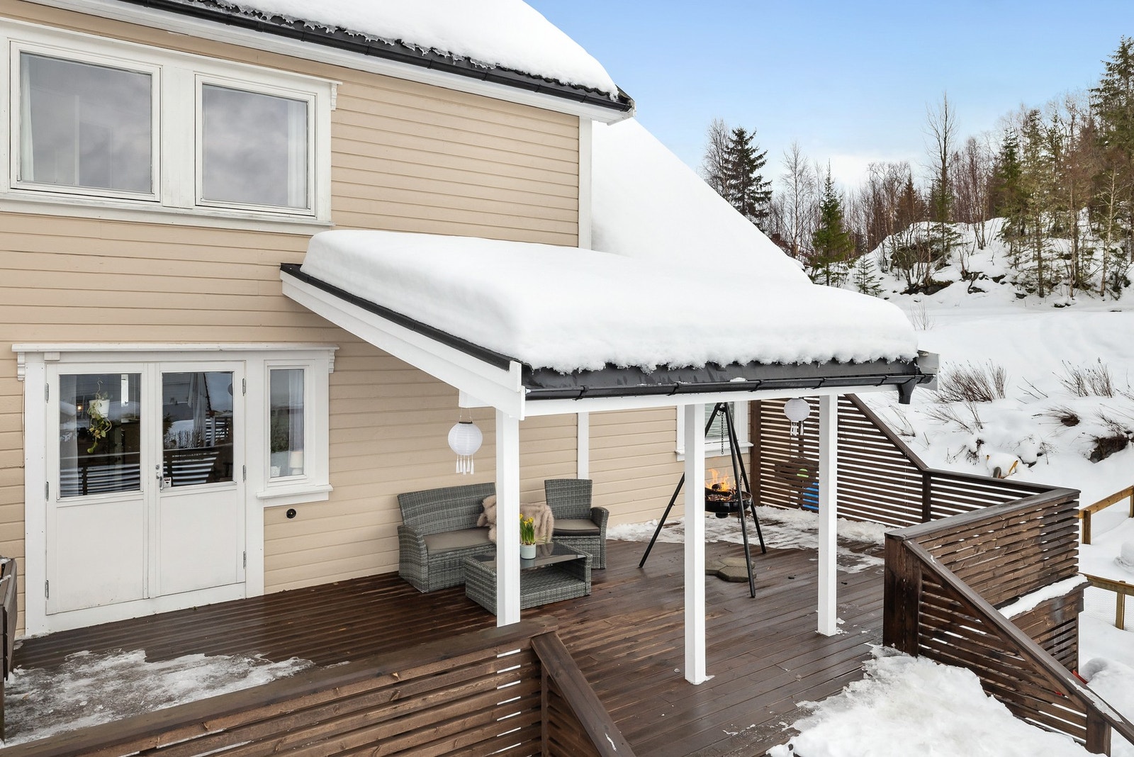 Stor delvis takoverbygd terrasse oppført i 2019, med god plass til tilhørende møblement Galleribilde