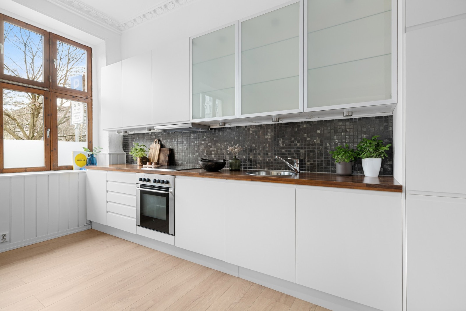 - Hvitevarene inkluderer stekeovn, keramisk topp, oppvaskmaskin og kjøl/frys er integrert i innredningen - Galleribilde