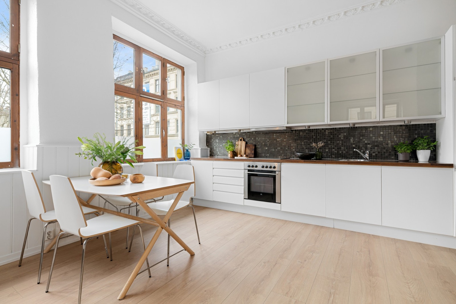 - Spisebordet fungerer som et naturlig skille mellom kjøkkenet og oppholdsrommet - Galleribilde