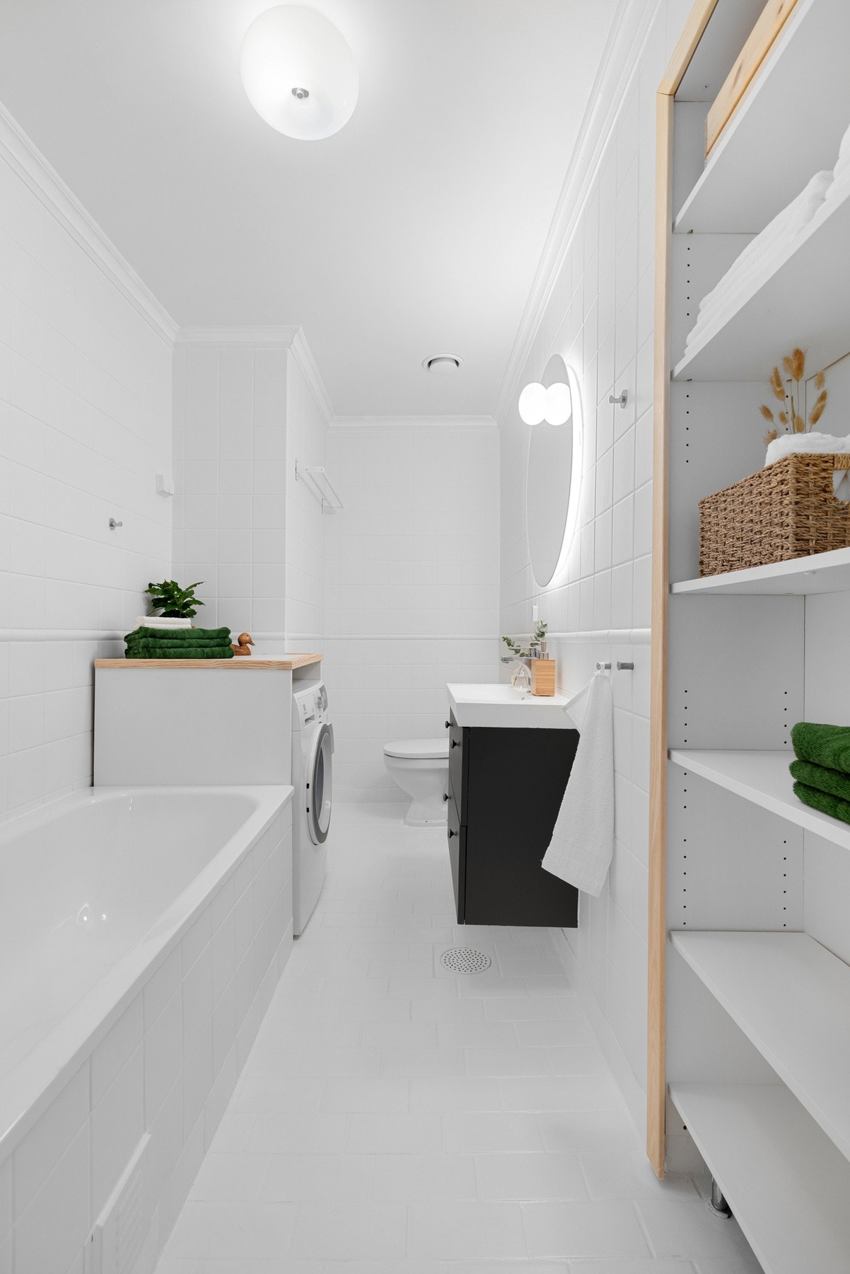 - Flislagt romslig bad med varme i gulv og opplegg for vaskemaskin - Galleribilde