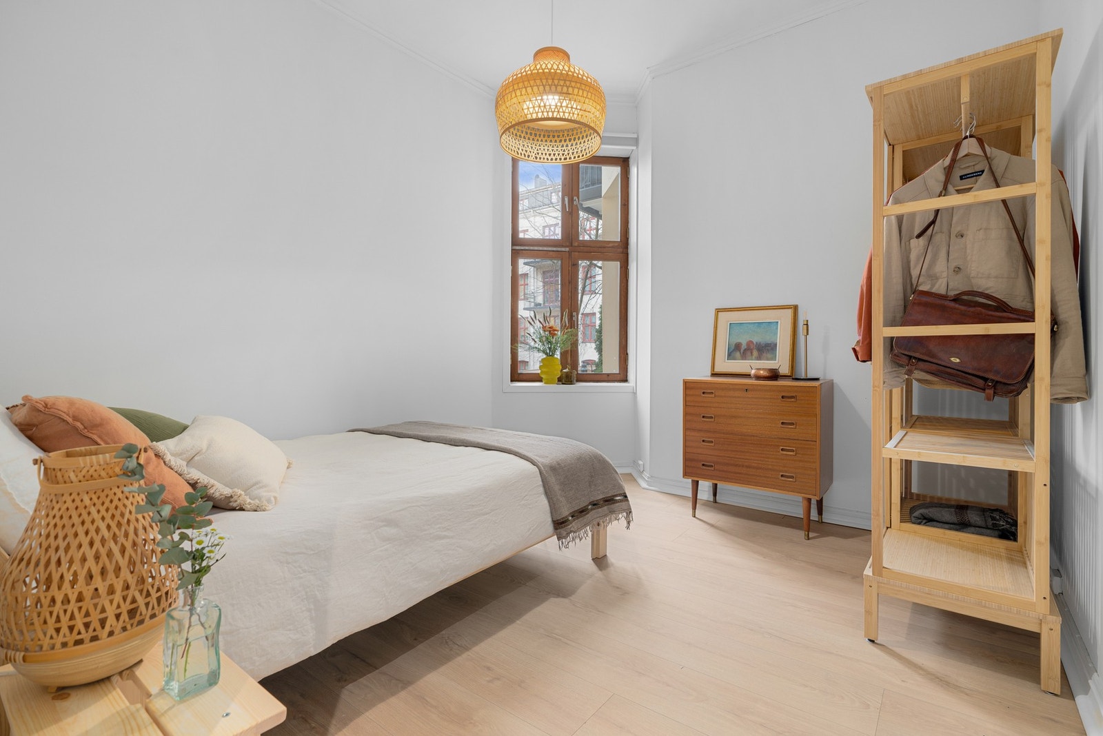 - Hovedsoverommet oppleves romslig og vender mot den lukkede bakgården - Galleribilde