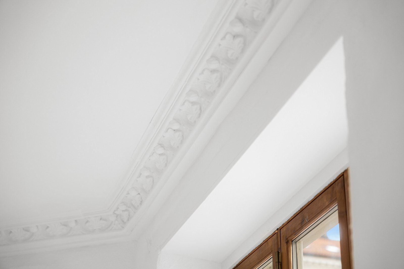 - Klassiske detaljer som stukkatur i et tidligere butikklokale - Galleribilde