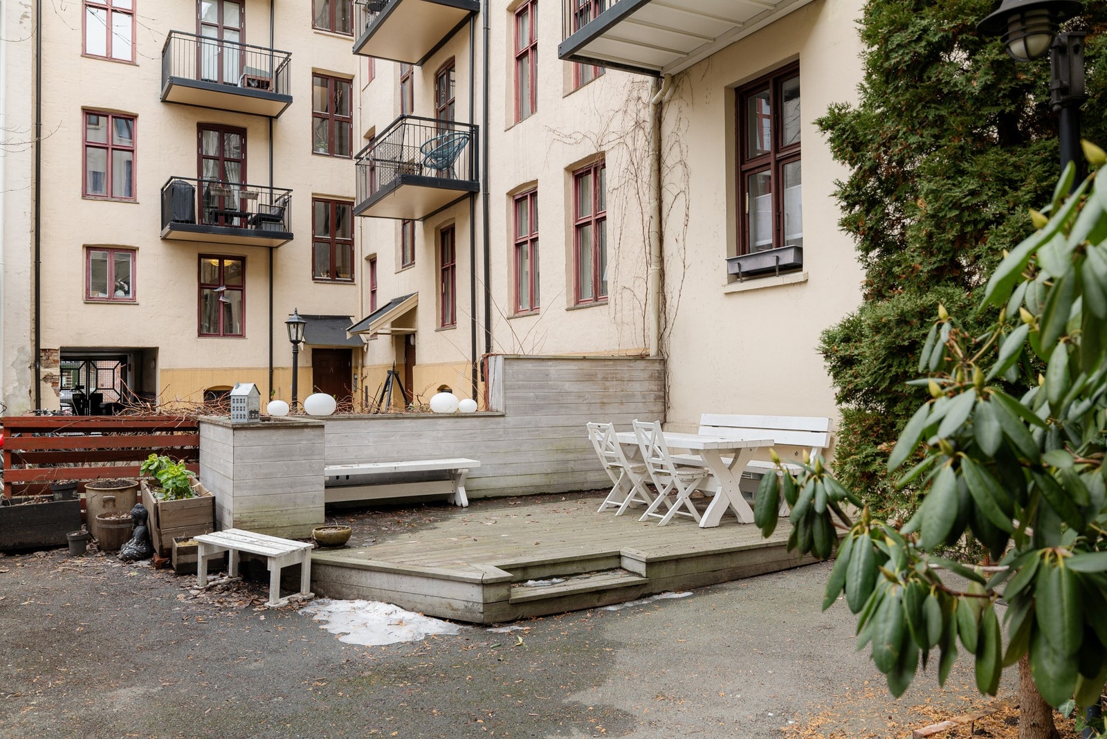 - Hyggelig bakgård med sittegrupper - Galleribilde