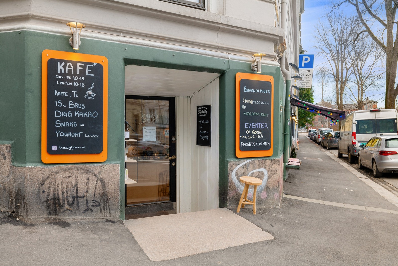 - På hjørne av Markveien 6A finner man den populære kafeen Trond og Tjommiene - Galleribilde