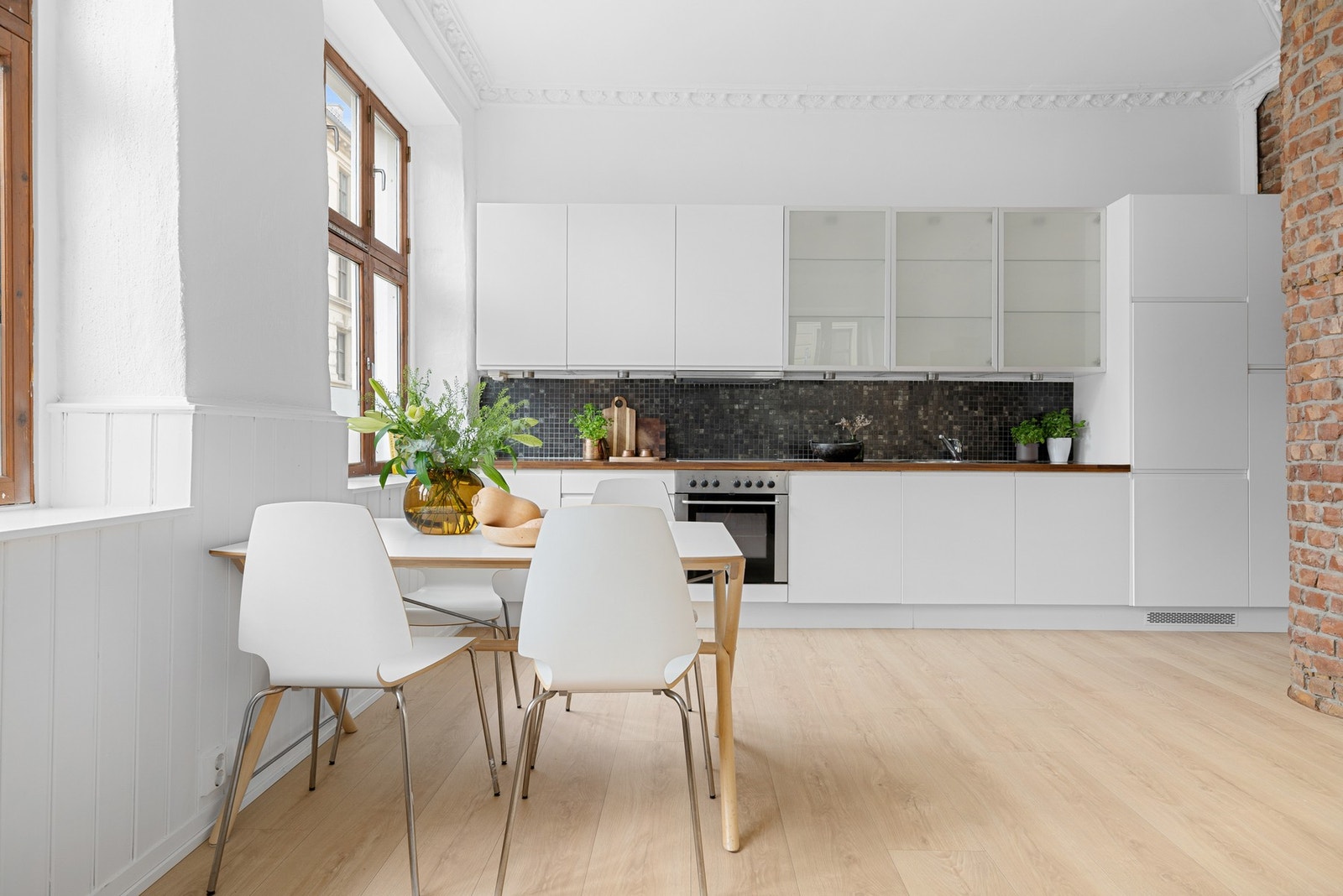 - Innredningen byr på godt med skap- og benkeplass - Galleribilde