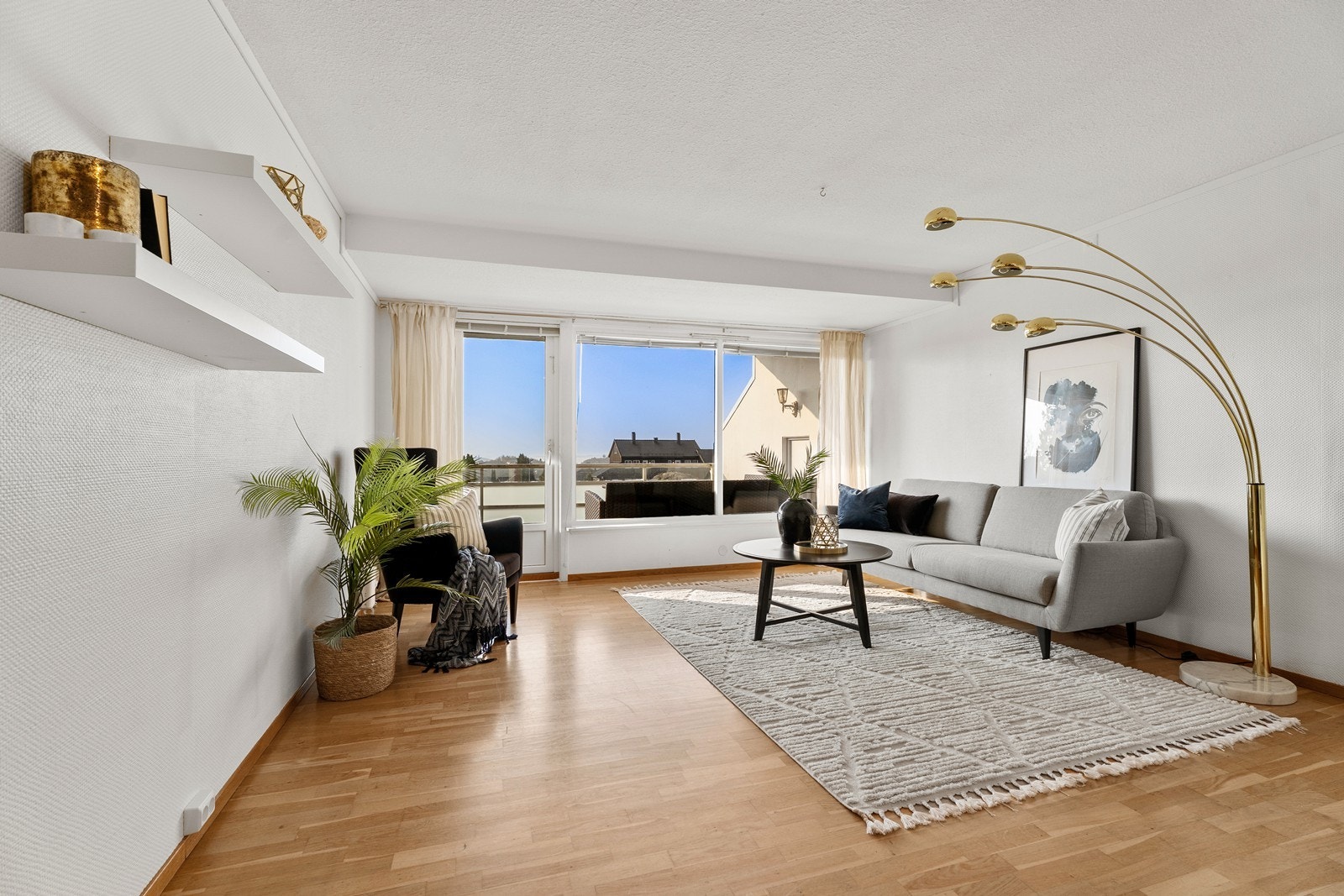 Stue med utgang til stor solrik terrasse Galleribilde