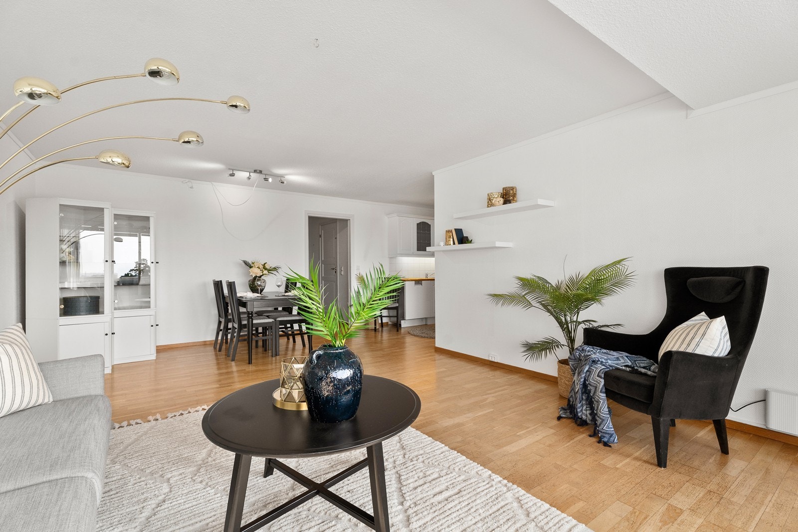 Stue, spisestue og kjøkken Galleribilde