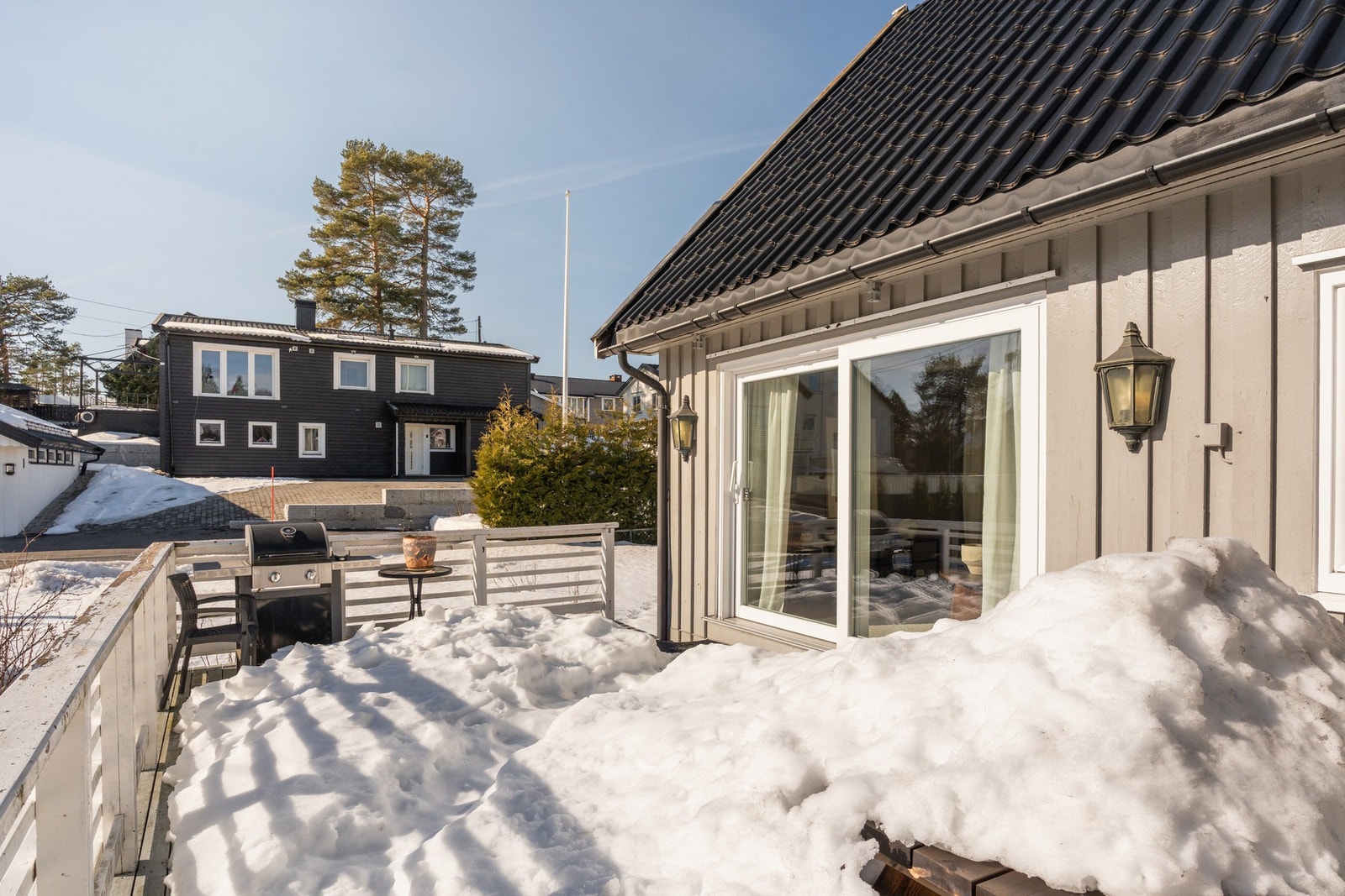 Fra stuen er det utgang til en terrasse på ca. 25 m², med god plass til utemøbler og sosiale sammenkomster. Galleribilde