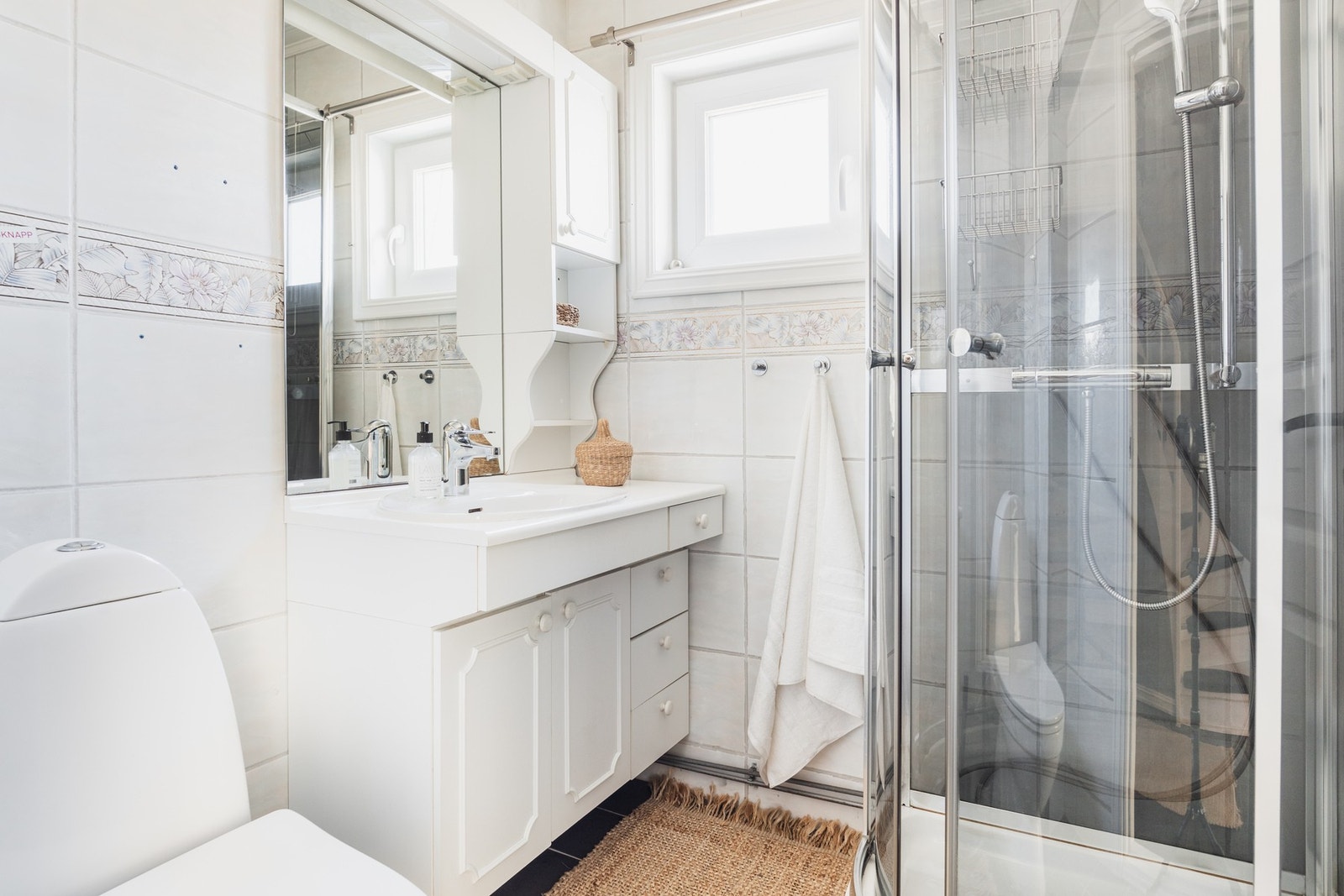 Boligen er utstyrt med to bad i tillegg til eget toalettrom. Galleribilde