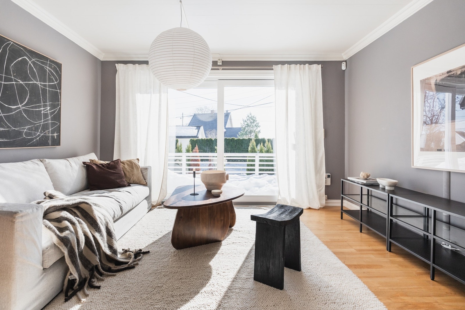 Stuen har gode vindusflater som gir rikelig med dagslys. Galleribilde