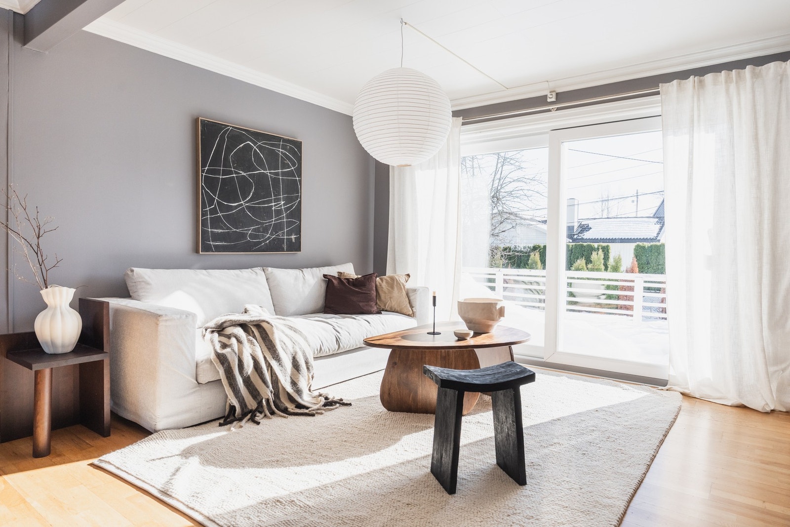 Enebolig over tre plan med totalt fem soverom, to bad, separat toalettrom og flere oppholdsrom. Galleribilde