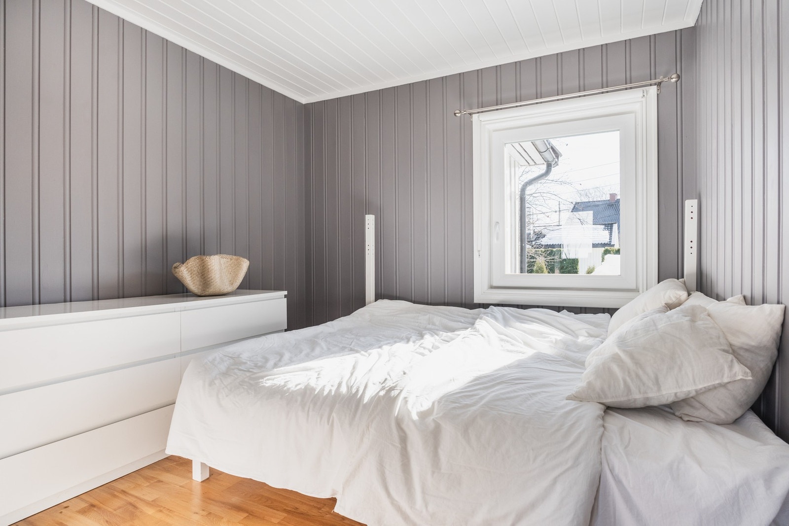 Praktisk gjestesoverom med plass til seng og oppbevaring. Galleribilde