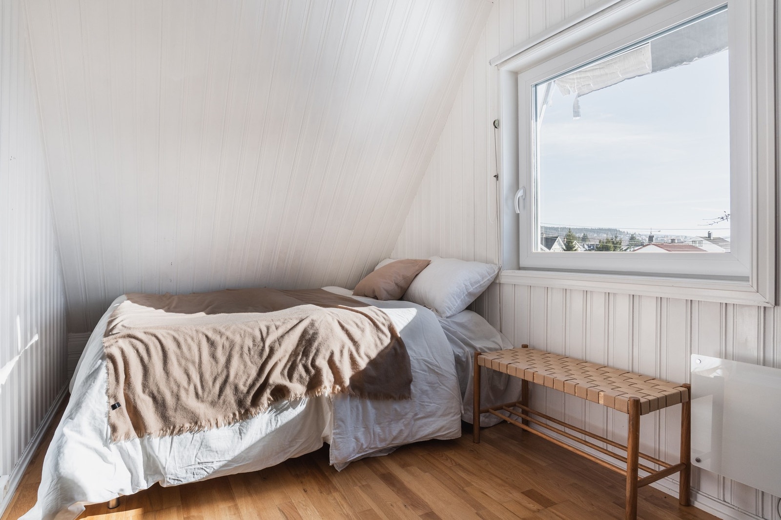 Romslig soverom som også kan benyttes som kontor eller arbeidsrom. Vakkert utsyn fra vindu. Galleribilde